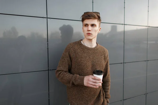 Guapo Joven Elegante Hombre Con Peinado Jersey Moda Sosteniendo Una — Foto de Stock