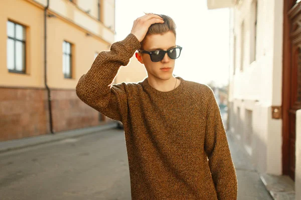 Hübsches Hipster Mann Modell Mit Stylischer Sonnenbrille Einem Modischen Pullover — Stockfoto