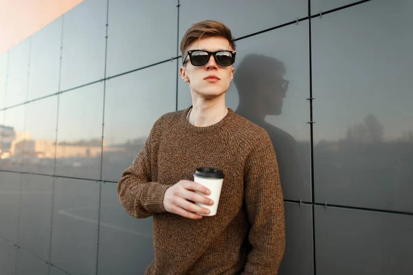 Schicker Gutaussehender Mann Mit Sonnenbrille Trendiger Kleidung Mit Kaffee Auf — Stockfoto