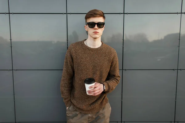 Stilig Ung Snygg Hipster Mannen Med Kopp Kaffe Nära Modern — Stockfoto