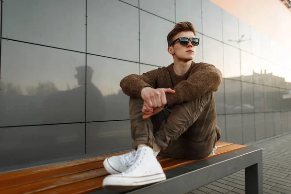 Fashionabla Stilig Hipster Mannen Modell Med Snygga Solglasögon Stickad Tröja — Stockfoto