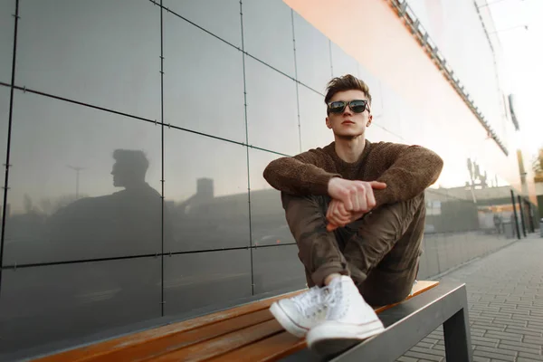 Elegante Joven Guapo Con Gafas Sol Jersey Punto Zapatillas Blancas — Foto de Stock