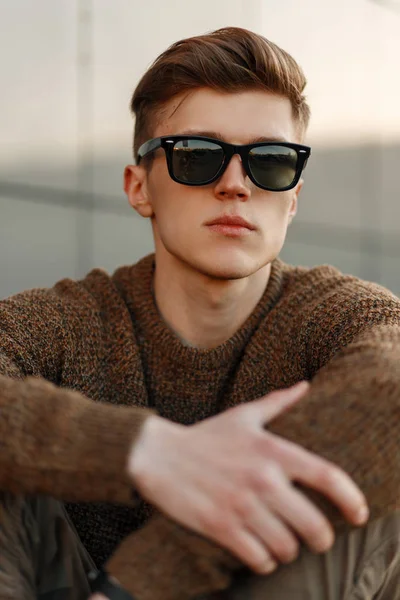 Pohledný Mladý Muž Bokovky Sluneční Brýle Účes Svetr Ulici — Stock fotografie