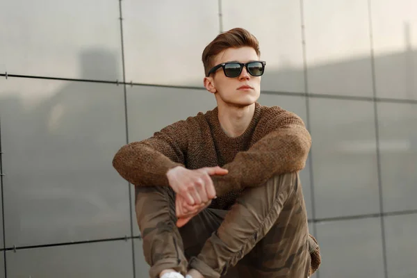 Guapo Modelo Hombre Moda Con Gafas Sol Con Estilo Suéter — Foto de Stock