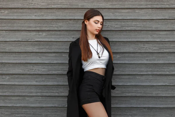 Krásný Sexy Model Žena Černém Kabátě Šortky Tričko Představují Dřevěné — Stock fotografie
