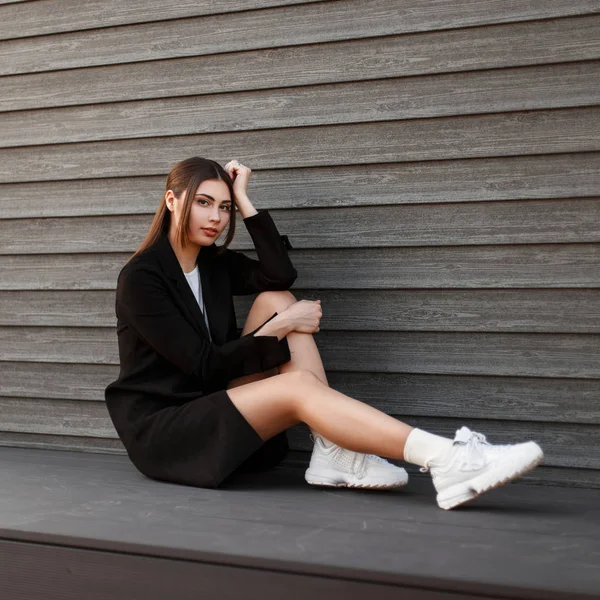 Junge Stylische Frau Mit Sexy Beinen Schwarzem Mantel Und Weißen — Stockfoto