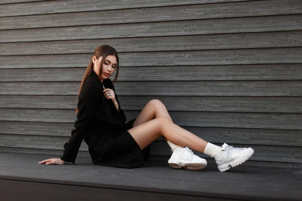 Hermoso Modelo Mujer Sexy Moda Abrigo Negro Zapatillas Blancas Cerca —  Fotos de Stock