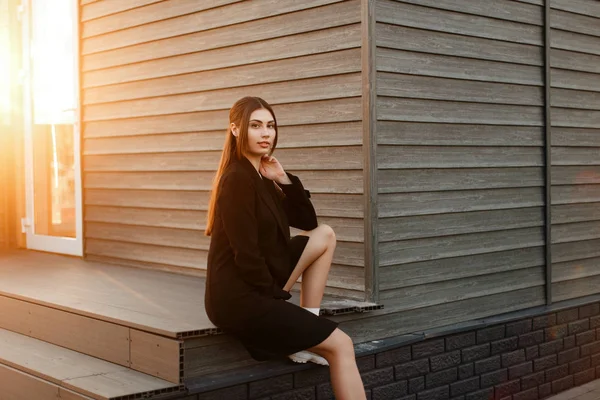 Mujer Moda Joven Con Abrigo Negro Descansan Atardecer — Foto de Stock