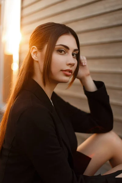 Modelo Mulher Elegante Bonita Casaco Preto Moda Pôr Sol — Fotografia de Stock