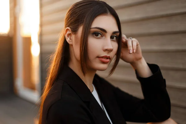 Модний Портрет Красивої Молодої Жінки Чорному Пальто Заході Сонця — стокове фото