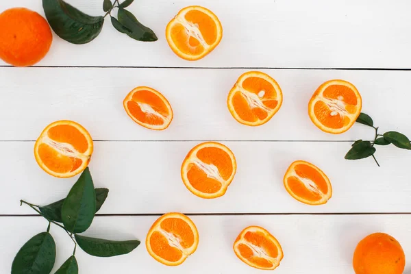 Natürliche Frische Orange Mit Blättern Liegt Auf Einem Weißen Holztisch — Stockfoto