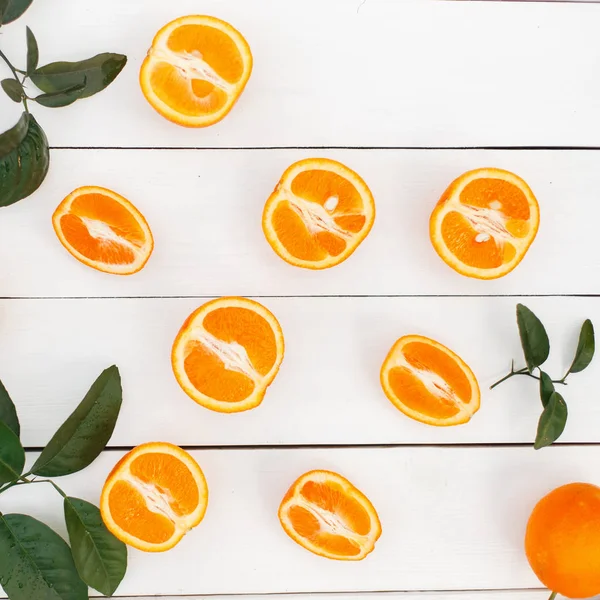 Přírodní Čerstvé Pomerančové Plátky Listy Bílý Dřevěný Stůl — Stock fotografie