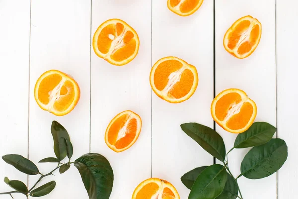Frische Orangenscheiben Auf Einem Weißen Holztisch — Stockfoto