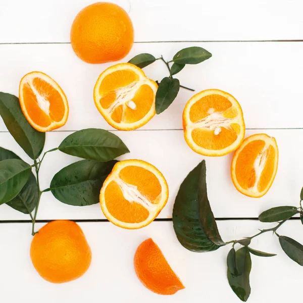 Mitades Naranja Fresca Sobre Una Mesa Madera Blanca — Foto de Stock