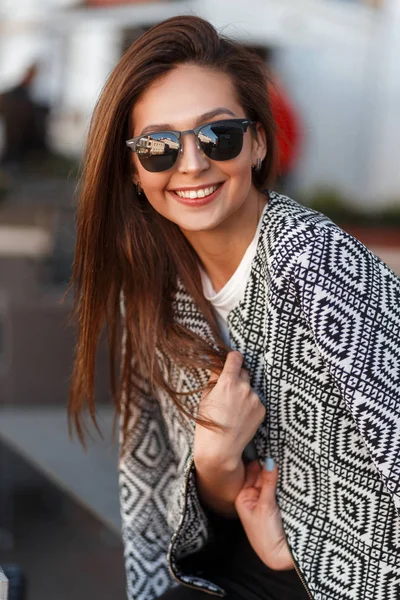 Modelo Mulher Feliz Com Sorriso Com Óculos Sol Moda Café — Fotografia de Stock