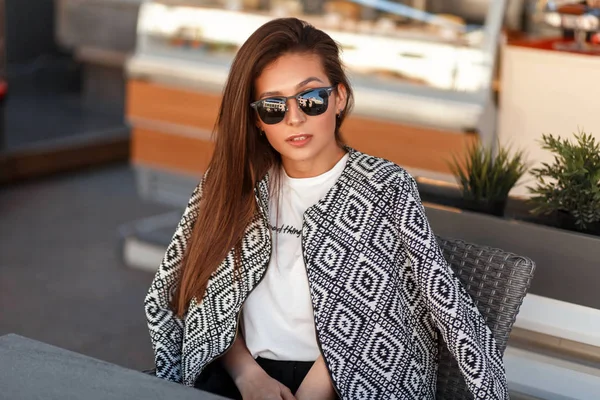 Hübsche Junge Stylische Frau Modell Modischer Jacke Mit Sonnenbrille Sitzt — Stockfoto