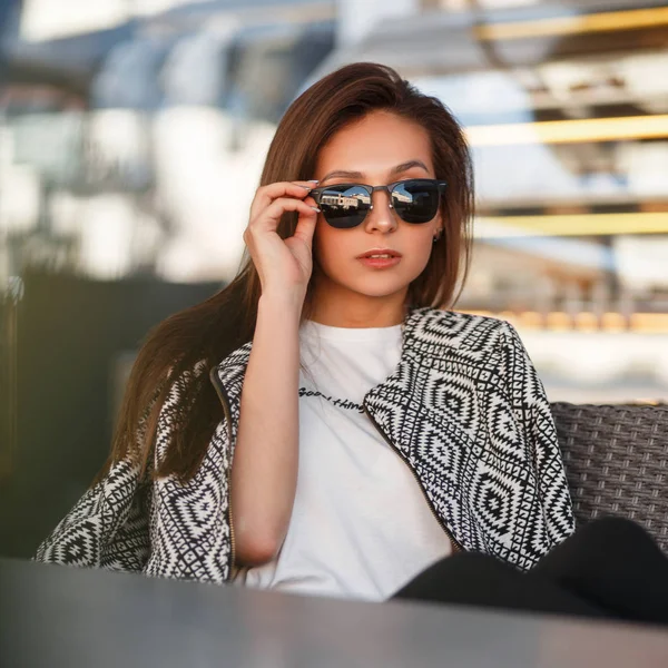 Vacker Ung Modell Kvinna Med Solglasögon Vit Shirt Med Mode — Stockfoto