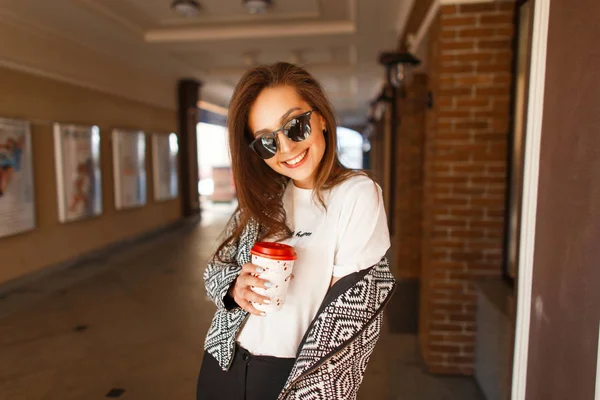 Joven Mujer Feliz Con Una Sonrisa Gafas Sol Con Estilo —  Fotos de Stock