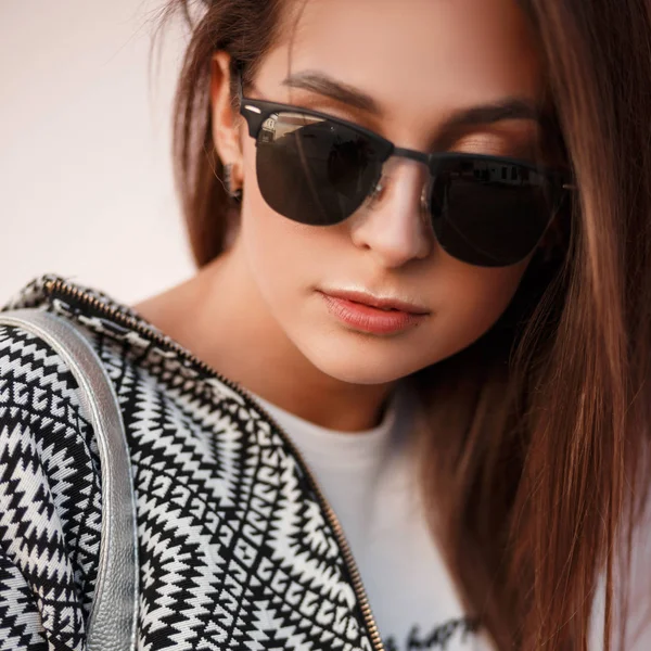 Retrato Cerca Una Joven Modelo Una Chica Con Gafas Sol —  Fotos de Stock