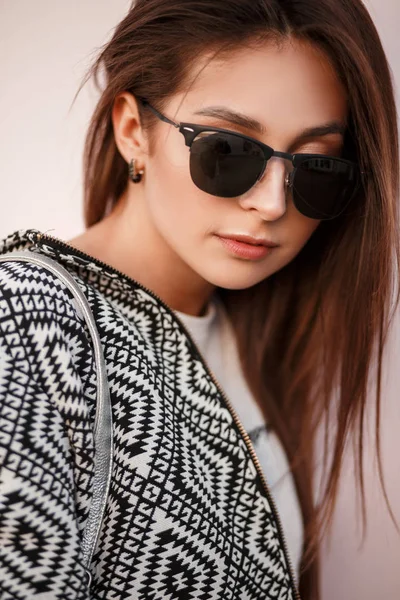 Şık Güzel Model Kadın Moda Güneş Gözlüklü Bir Pembe Duvarının — Stok fotoğraf