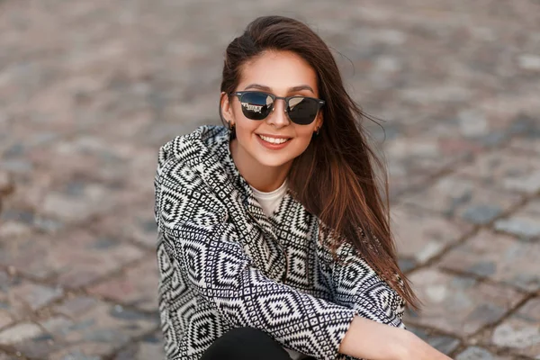 Vacker Ung Kvinna Som Glad Modell Med Ett Leende Solglasögon — Stockfoto