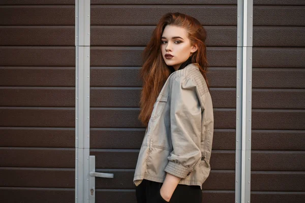 Model Frau Schwarzem Poloshirt Und Modischer Jacke Posiert Der Nähe — Stockfoto