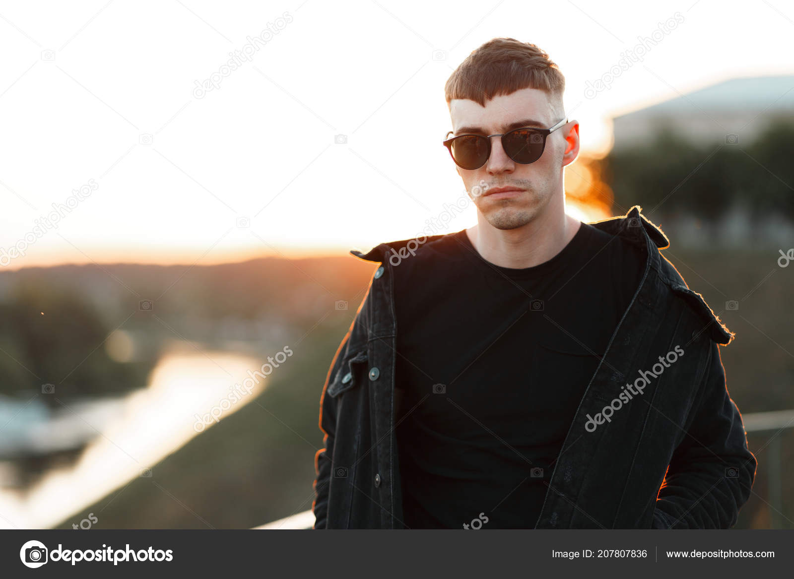 Giovane Uomo Bello Elegante Con Occhiali Sole Vestiti Neri Giovane Uomo Bello Elegante Con Occhiali Sole Vestiti Neri