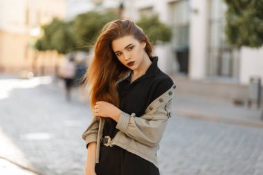 Güzel genç model kız moda ceket ve siyah polo gömlek şehirde poz