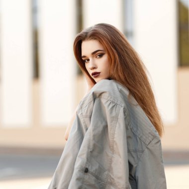 Sokakta ceket ile genç şık kız modeli