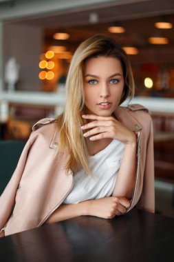 Şık güzel taze genç kadın moda pembe ceket zevk kapalı