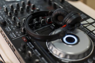 DJ kulaklık karıştırıcı ile. DJ set
