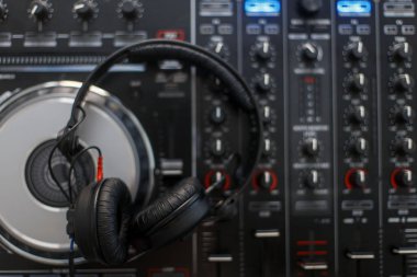 Şık Dj kulaklık ve karıştırma konsol üstten görünüm