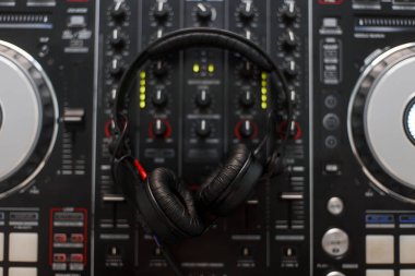 Profesyonel kulaklık ses Dj kumanda üzerindeki yalan. Üstten görünüm