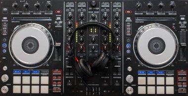 Profesyonel kulaklık ile ses karıştırma denetleyicisi. DJ araçları. Üstten görünüm