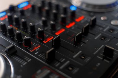 Ses aracı müzik azaltılması için. DJ Kumanda cihazı