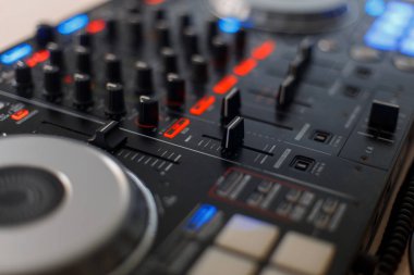 Siyah ses denetleyicisi. DJ karıştırma konsolu