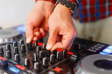 Dj karıştırma konsolu üzerinde çalışan erkek elinde Close-up
