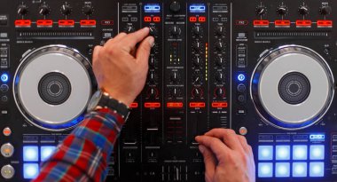 Dj iş sürecinde. Erkekler ellerini karıştırma konsolda oynanır. Üstten görünüm