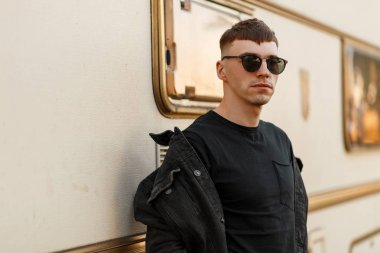 Bir siyah şık ceket ve vintage van yakınındaki bir t-shirt siyah gözlüklü şık genç adam