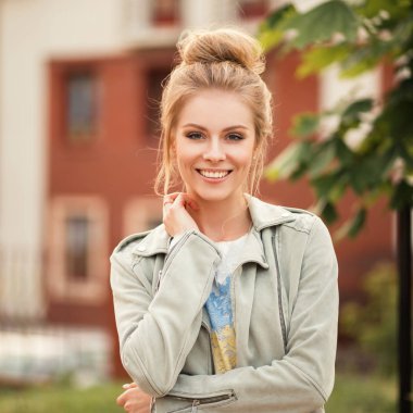 Taze bir moda ceket açık bir güzel mutlu genç model kız portresi