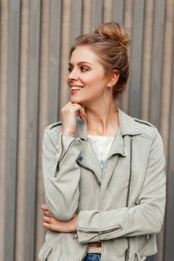 Ahşap bir duvara yakın poz şık ceket şık güzel kadın