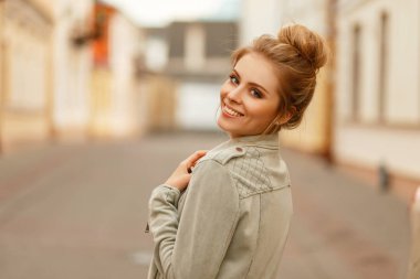 Kentin moda ceket bir gülümseme ile güzel bir komik kadının taze mutlu portre