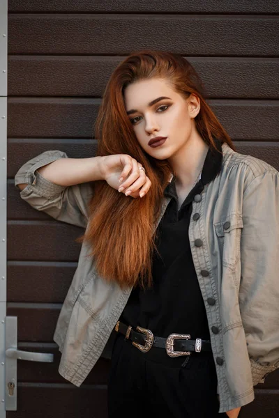 Stylisches Junges Model Mädchen Modischer Jacke Und Schwarzem Polo Posiert — Stockfoto