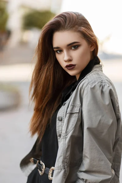 Κομψό Όμορφη Νεαρή Γυναίκα Ένα Μοντέρνο Σακάκι Και Μαύρο Μπλουζάκι — Φωτογραφία Αρχείου
