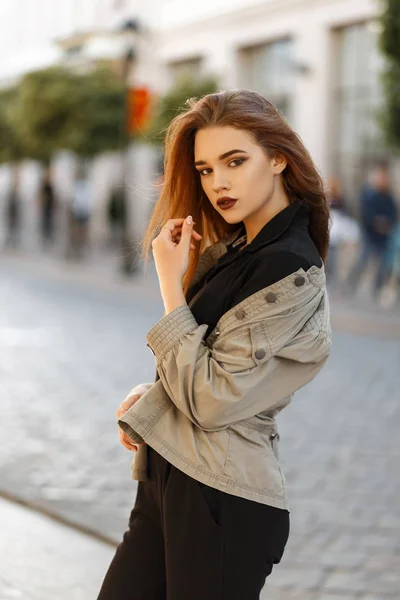 Schöne Junge Frau Modell Stilvoller Jacke Und Modischem Schwarzen Poloshirt — Stockfoto