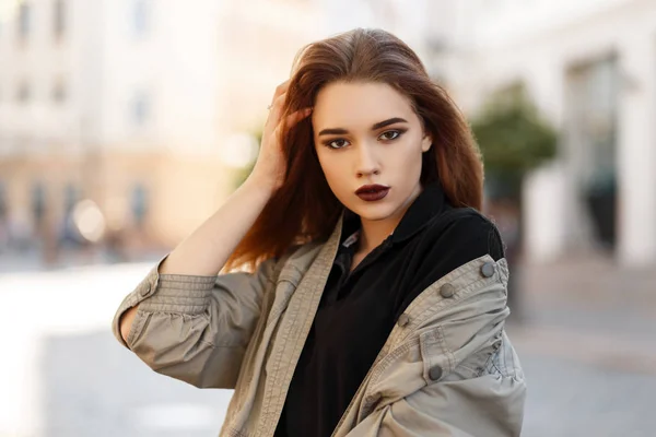 スタイリッシュなジャケットとおしゃれなシャツ通りのポーズでメイクで美しい若い女性のファッションの肖像画 — ストック写真