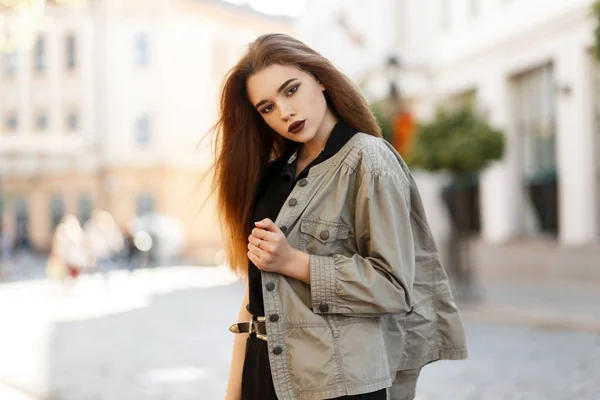 街で野外を歩いている黒の シャツでおしゃれなジャケットで暗い唇でスタイリッシュな美しい若い女性 — ストック写真