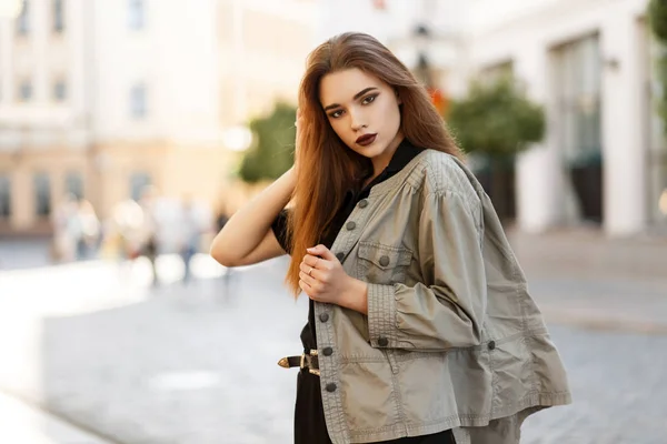 Jeune Femme Modèle Avec Maquillage Dans Une Veste Mode Posant — Photo