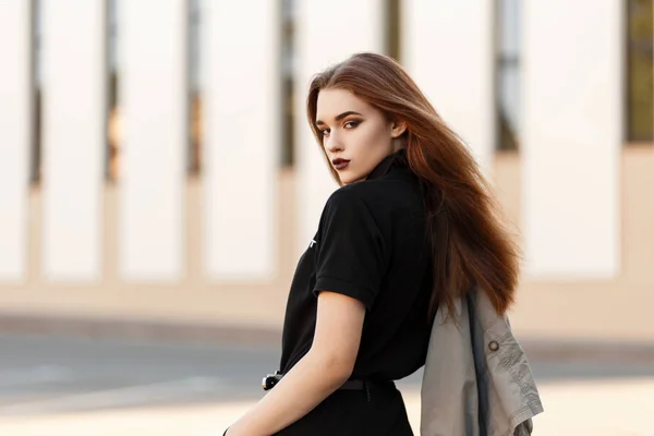 Stijlvolle Mooie Jonge Model Meisje Een Zwarte Polo Met Lange — Stockfoto