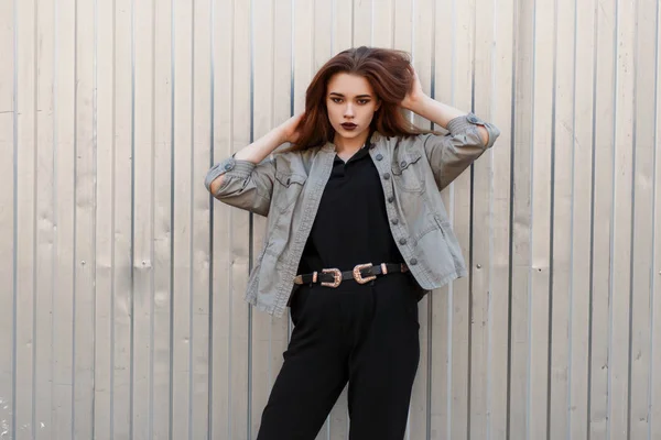 Modisch Schöne Junge Frau Modell Einer Stilvollen Jacke Und Schwarzem — Stockfoto